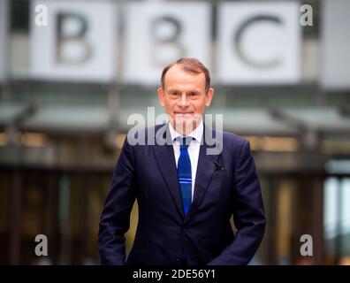 London, Großbritannien. November 2020. Andrew Marr verlässt die BBC Studios, nachdem er seine Show 'The Andrew Marr Show' präsentiert hat. Kredit: Mark Thomas/Alamy Live Nachrichten Stockfoto