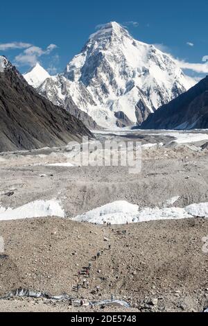 Trekker auf Baltoro Gletscher vor dem K2 Berg, K2 Basislager Trek, Karakorum, Pakistan Stockfoto