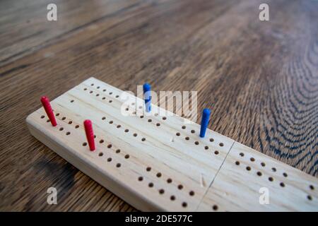 Cribbage, oder Krippe, ist ein Kartenspiel traditionell für zwei Spieler, die das Spielen und Gruppieren von Karten in Kombinationen, die Punkte zu gewinnen. Die Punkte sind Stockfoto