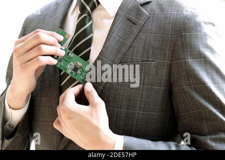 Nahaufnahme des Geschäftsmannes mit der Haupttafel Stockfoto