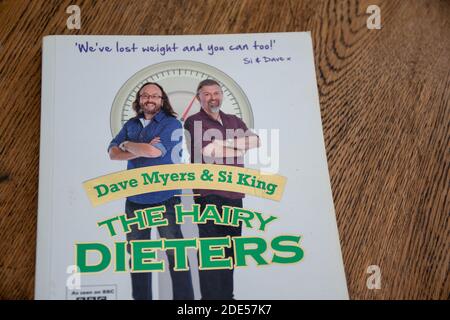 Durham, UK - 20 Nov 2020: SI King und David Myers Hairy Dieters Promi-Kochbuch von den Hairy Bikers. Promi-Köche lehren, wie man echtes Essen aber s kochen Stockfoto