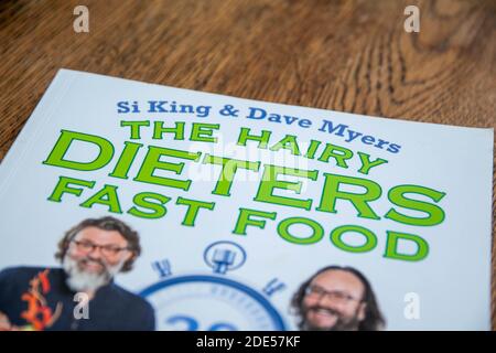 Durham, UK - 20 Nov 2020: SI King und David Myers Hairy Dieters Promi-Kochbuch von den Hairy Bikers. Promi-Köche lehren, wie man echtes Essen aber s kochen Stockfoto