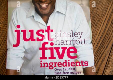 Durham, Großbritannien - 20 Nov 2020: Ainsley Harriott Celebrity Kochbuch - Just Five Ingredients. Wie im Fernsehen gesehen - einfach zu Hause Rezepte zu machen. Lernen Sie, wie man kocht Stockfoto