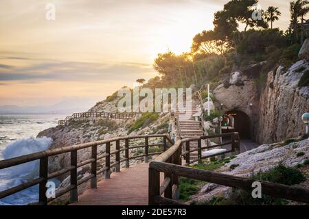 Äußere Promenade der Cantal-Tunnel auf der Rincon de la Victoria Klippe, Malaga, bei Sonnenuntergang. Stockfoto