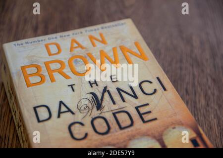 Dan Brown ist ein amerikanischer Autor, der vor allem für seine Thriller Robert Langdon Romane Angels & Demons, The Da Vinci Code, The Lost Symbol, Inferno bekannt ist Stockfoto