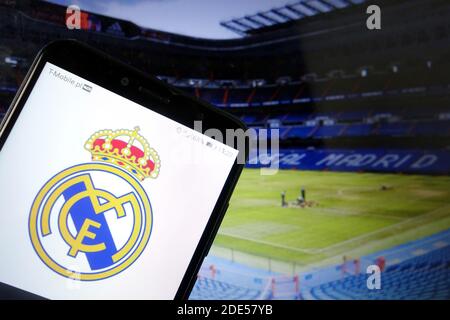 KONSKIE, POLEN - 11. Januar 2020: Real Madrid CF-Logo auf dem Handy angezeigt Stockfoto