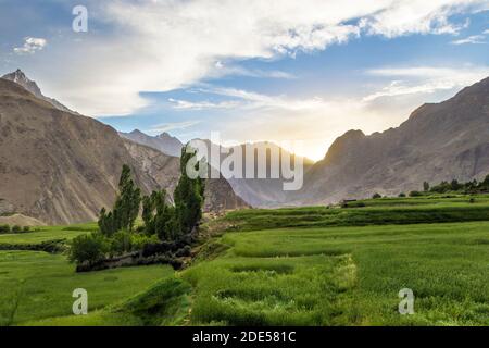 Blick bei Sonnenuntergang von den Feldern von Askole, Pakistan Stockfoto