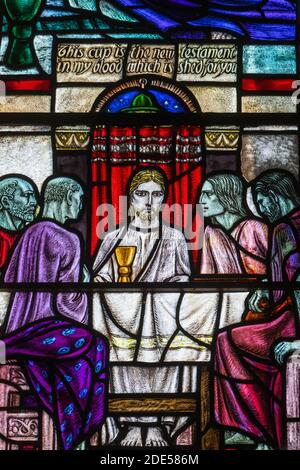 England, East Sussex, Winchelsea, Kirche des heiligen Thomas des Märtyrers, Glasfenster, das das letzte Abendmahl darstellt Stockfoto