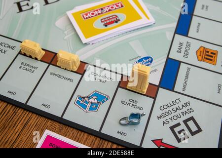 Newley veröffentlichte Mega Edition Monopoly. Neue Version des klassischen, schnell handelnden Brettspiels für Immobilien (Hasbro-Spiele). Finanzen, Banken, richtig kaufen Stockfoto