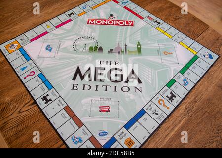 Newley veröffentlichte Mega Edition Monopoly. Neue Version des klassischen, schnell handelnden Brettspiels für Immobilien (Hasbro-Spiele). Finanzen, Banken, richtig kaufen Stockfoto