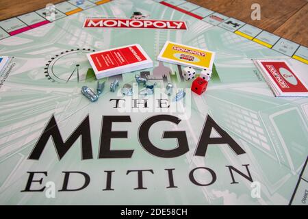 Newley veröffentlichte Mega Edition Monopoly. Neue Version des klassischen, schnell handelnden Brettspiels für Immobilien (Hasbro-Spiele). Finanzen, Banken, richtig kaufen Stockfoto