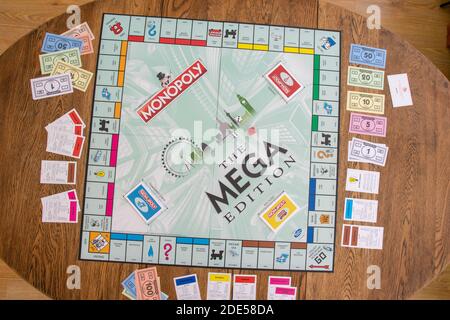 Newley veröffentlichte Mega Edition Monopoly. Neue Version des klassischen, schnell handelnden Brettspiels für Immobilien (Hasbro-Spiele). Finanzen, Banken, richtig kaufen Stockfoto