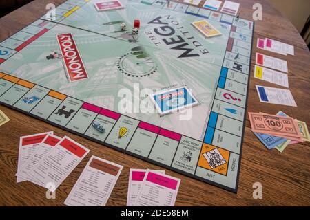 Newley veröffentlichte Mega Edition Monopoly. Neue Version des klassischen, schnell handelnden Brettspiels für Immobilien (Hasbro-Spiele). Finanzen, Banken, richtig kaufen Stockfoto