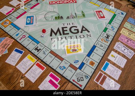 Newley veröffentlichte Mega Edition Monopoly. Neue Version des klassischen, schnell handelnden Brettspiels für Immobilien (Hasbro-Spiele). Finanzen, Banken, richtig kaufen Stockfoto