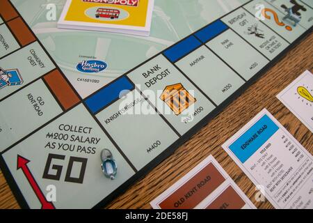 Newley veröffentlichte Mega Edition Monopoly. Neue Version des klassischen, schnell handelnden Brettspiels für Immobilien (Hasbro-Spiele). Finanzen, Banken, richtig kaufen Stockfoto