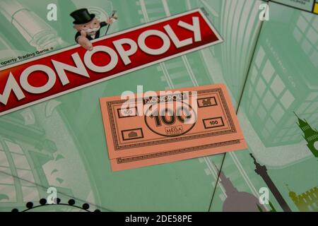 Newley veröffentlichte Mega Edition Monopoly. Neue Version des klassischen, schnell handelnden Brettspiels für Immobilien (Hasbro-Spiele). Finanzen, Banken, richtig kaufen Stockfoto