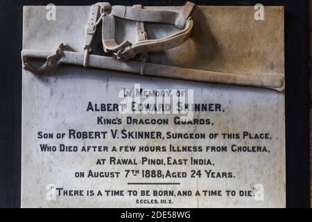 England, East Sussex, Winchelsea, Kirche St. Thomas der Märtyrer, Dekorative Gedenktafel in Erinnerung an Albert Skinner, der im Alter von 1888 Jahren in Indien starb Stockfoto