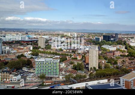 Luftaufnahme über die Tower Blocks und Büros von Portsmouth City Centre an einem sonnigen Tag in Hampshire. Der Bahnhof Portsmouth Harbour liegt in Richtung Stockfoto