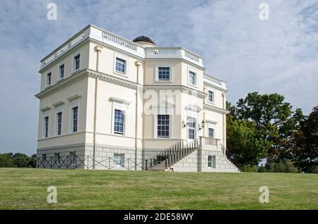 Das historische King's Observatory wurde 1769 für König George III. Im Old Deer Park, Richmond upon Thames, erbaut. Das Teleskop an der Spitze wurde verwendet, um t zu beobachten Stockfoto