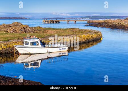 Blick nach Norden auf den Firth of Clyde vom Hafen Portencross in Richtung der Stadt Largs und der Insel Millport, Ayrshire, Schottland, Großbritannien Stockfoto