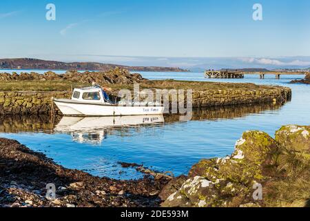 Blick nach Norden auf den Firth of Clyde vom Hafen Portencross in Richtung der Stadt Largs und der Insel Millport, Ayrshire, Schottland, Großbritannien Stockfoto