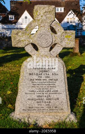 England, East Sussex, Winchelsea, Kirche St. Thomas der Märtyrer, Grabstein von Spike Milligan der berühmte Komiker Schauspieler und Schriftsteller Stockfoto