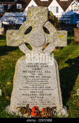 England, East Sussex, Winchelsea, Kirche des heiligen Thomas des Märtyrers, Grabstein von Spike Milligan Stockfoto