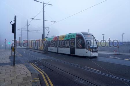 Edinburgh, Schottland, Großbritannien. November 2020. Dicker Morgennebel im Stadtzentrum, Straßenbahn hier in der Princes Street zu sehen. Straßen extrem ruhig wegen der Covid-19 Coronavirus Sperrmaßnahmen. Kredit: Craig Brown/Alamy Live Nachrichten Stockfoto