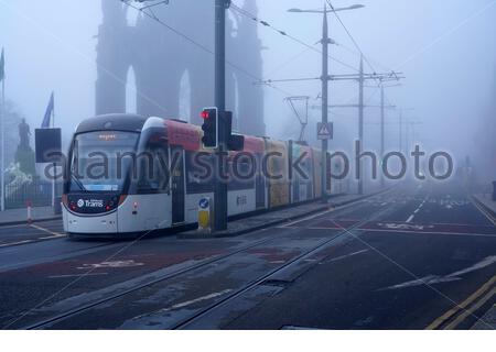 Edinburgh, Schottland, Großbritannien. November 2020. Dicker Morgennebel im Stadtzentrum, Straßenbahn hier in der Princes Street zu sehen. Straßen extrem ruhig wegen der Covid-19 Coronavirus Sperrmaßnahmen. Kredit: Craig Brown/Alamy Live Nachrichten Stockfoto