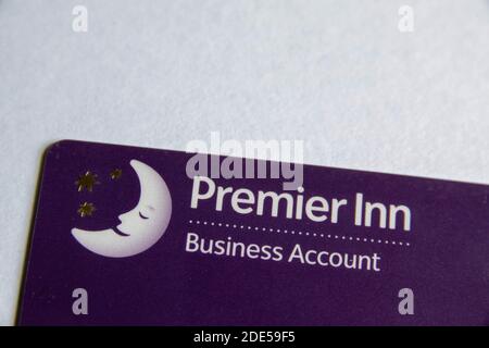 Durham, Großbritannien - 28. Mai 2020: Premier Inn Business Account Card. Mit der Karte können Personen, die geschäftlich unterwegs sind, ein Zimmer und Mahlzeiten ihrem Unternehmen in Rechnung stellen. Stockfoto