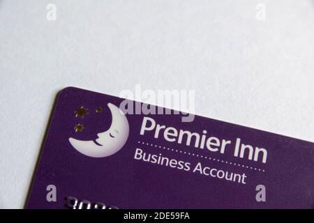 Durham, Großbritannien - 28. Mai 2020: Premier Inn Business Account Card. Mit der Karte können Personen, die geschäftlich unterwegs sind, ein Zimmer und Mahlzeiten ihrem Unternehmen in Rechnung stellen. Stockfoto