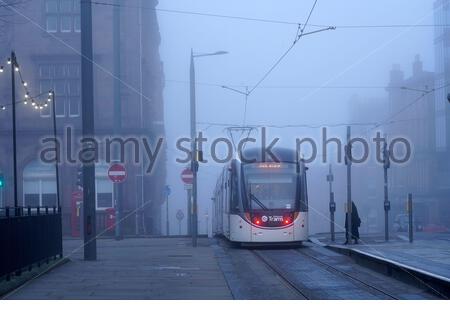 Edinburgh, Schottland, Großbritannien. November 2020. Dichter Morgennebel im Stadtzentrum, Straßenbahn hier auf dem St. Andrew Square. Straßen extrem ruhig wegen der Covid-19 Coronavirus Sperrmaßnahmen. Kredit: Craig Brown/Alamy Live Nachrichten Stockfoto