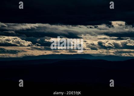 Dunkel düster Abend Panoramablick über dichte Wälder und Berge in der Ferne. Hochwertige Fotos Stockfoto