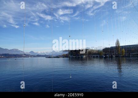 Luzerner See von hinten Weihnachtsdekoration, Lichter über Straßen aufgehängt. Auf der rechten Seite befindet sich das Kultur- und Kongresszentrum und das Kunstmuseum. Stockfoto