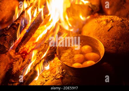 Lagerfeuer und Kocheier in arunachal Stockfoto