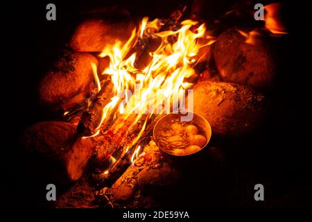 Lagerfeuer und Kocheier in arunachal Stockfoto