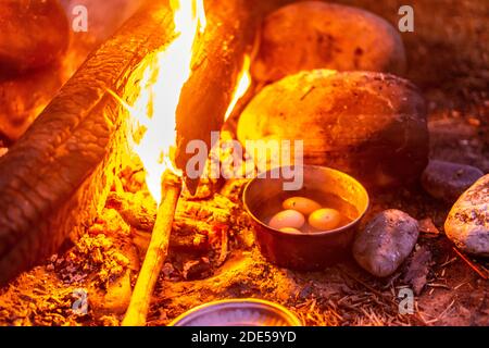 Lagerfeuer und Kocheier in arunachal Stockfoto