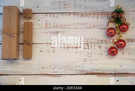 Weihnachts-Dekoration auf einem hölzernen Hintergrund Stockfoto