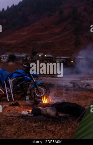 Foto von Motorrad Camping Kochen Lagerfeuer in arunachal Stockfoto