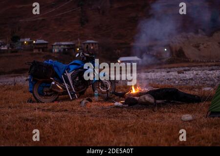 Foto von Motorrad Camping Kochen Lagerfeuer in arunachal Stockfoto