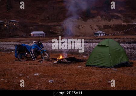 Foto von Motorrad Camping Kochen Lagerfeuer in Sangti Tal arunachal Stockfoto