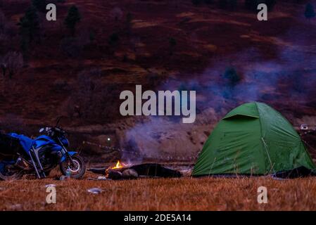 Foto von Motorrad Camping Kochen Lagerfeuer in Sangti Tal arunachal Stockfoto