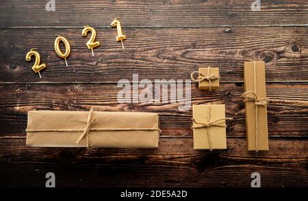 weihnachtsgeschenke und weihnachtsdekoration auf einem Holzhintergrund Stockfoto