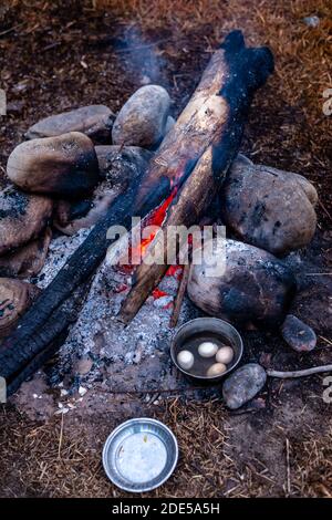 Foto von Motorrad Camping Kochen Lagerfeuer in arunachal Stockfoto