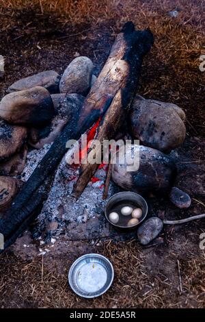 Foto von Motorrad Camping Kochen Lagerfeuer in arunachal Stockfoto