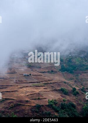 Foto von Nebel über dem Dorf in den Bergen Stockfoto