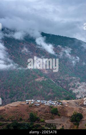 Foto von Nebel über dem Dorf in den Bergen Stockfoto