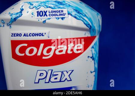 Durham, Großbritannien - 30. April 2020: Isolierte Flasche Colgate Plax Auffrischung Mundwasser. Verwenden Sie nach dem Zähneputzen zweimal täglich für eine gute Mundhygiene und frisch Stockfoto