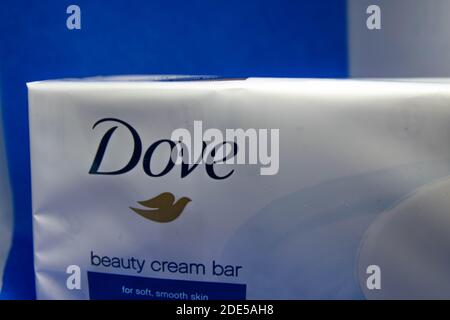 Durham, Großbritannien - 23 April 2020: Packung Dove Seifenstücke, Beauty-Creme-Bars für Bad, Körper und Hand waschen. Dove ist eine amerikanische Körperpflege Marke im Besitz b Stockfoto