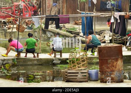 ZHAOXING DONG, CHINA - Juni 21, 2012: Gruppe der chinesischen Miao-minorität Menschen Ruhe, auf der Straße sitzen. Stockfoto